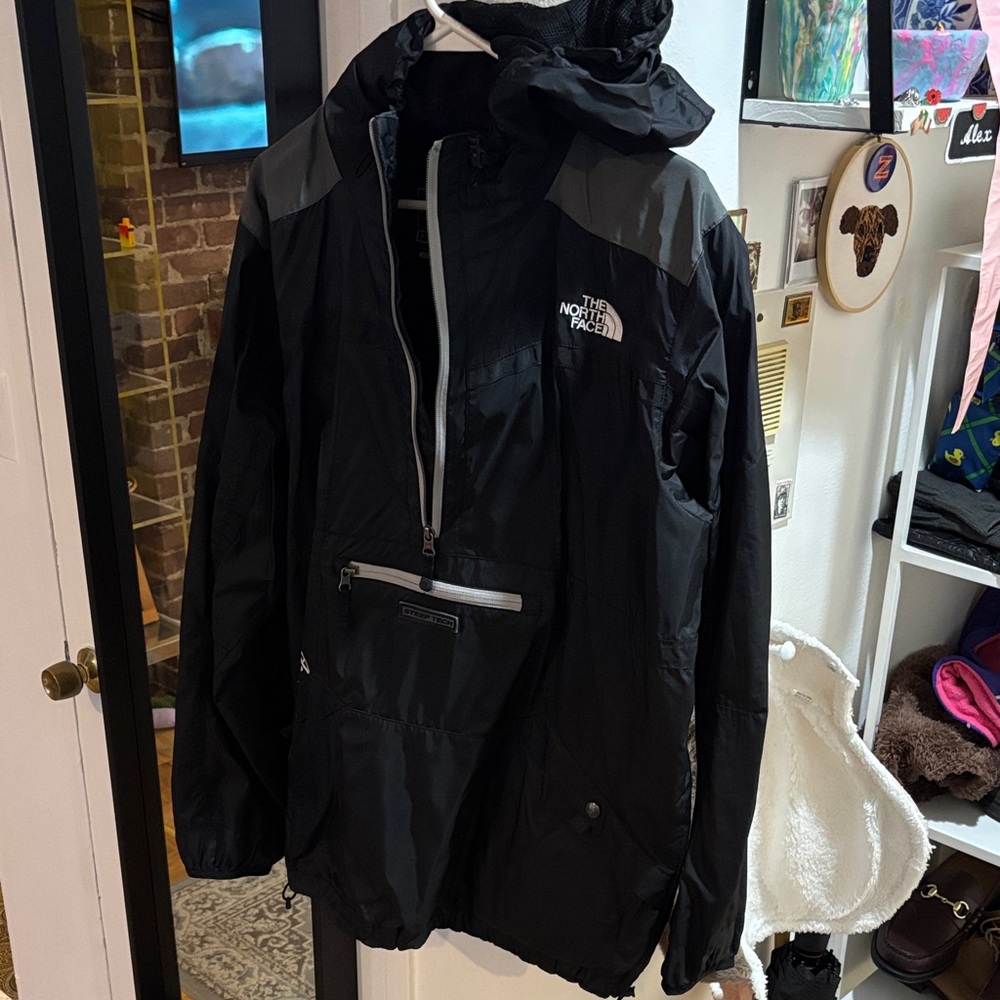 The North Face Men's Black and Gray Windbreaker